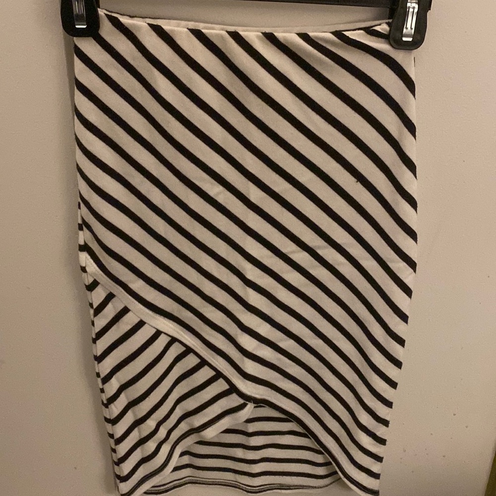 Chic, high waisted, stripped stretch skirt.